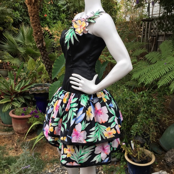 VICTOR COSTA 1-Shoulder Two-Tiered Prom/SO Dress - Picture 4 of 7